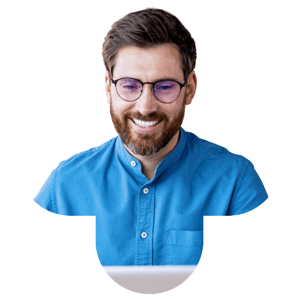 Een man met een bril en een blauw shirt lacht, wat symbool staat voor de sollicitantenvolgsysteemsoftware van Bullhorn.