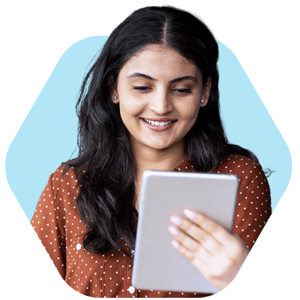 Een vrouw gebruikt een tablet om de beste wervingssoftware voor kleine bureaus te verkennen.