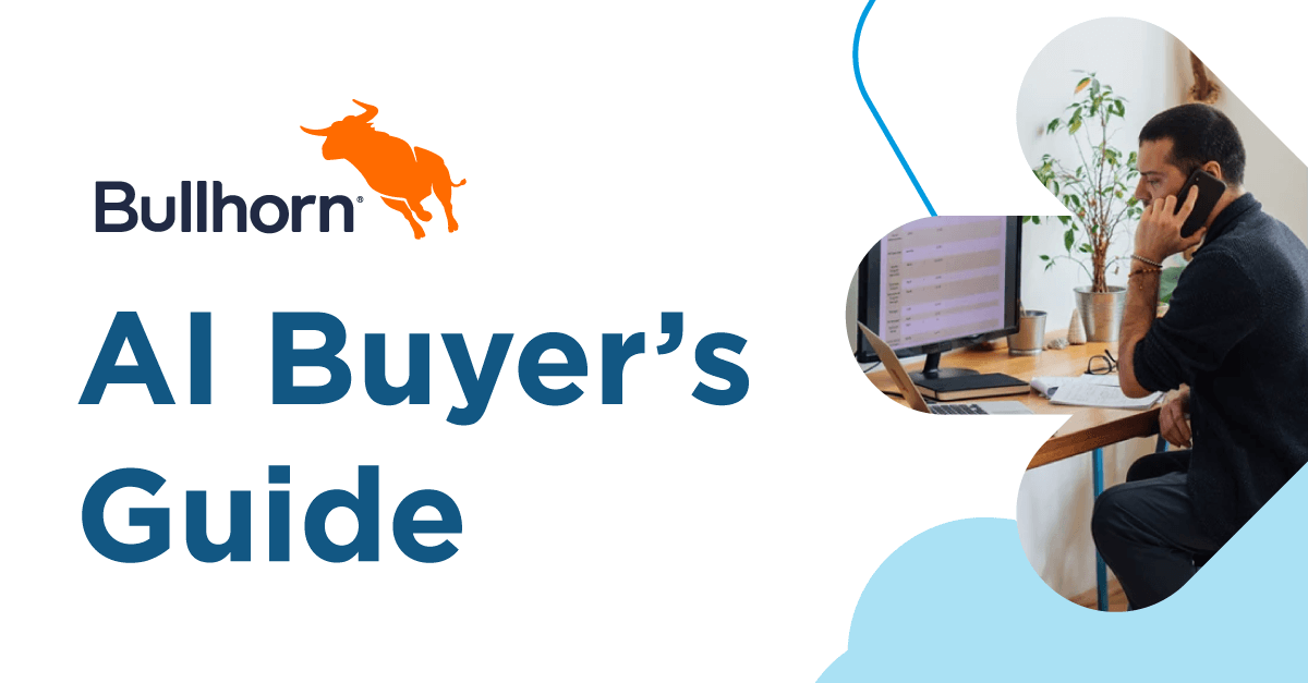 Een man zit aan een bureau met een computer en is aan het bellen. Links in beeld staat het oranje logo van Bullhorn boven de tekst 'AI Buyer’s Guide'. Deze gids helpt bij het selecteren van de juiste AI-recruitmentsoftware.
